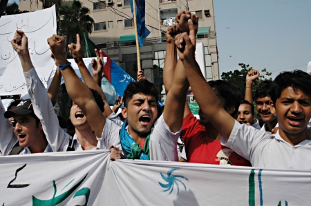KARACHI/PAKISTAN_ Islami Jamiat talba during protest rally agaist Isreal attaching Gaza in palestine and also anti usa slogans infront  Karachi Press Club  today on monday 19 Nov. 2012      のeditorial素材