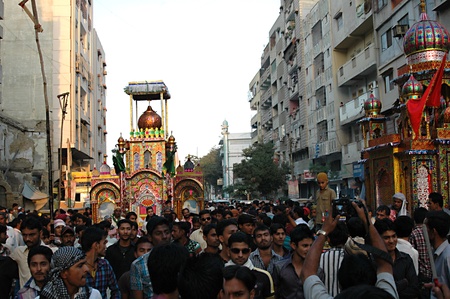 KARACHI/PAKISTAN_  Pakistani shiite muslim mourn ashura procession  ,there have been several attached on shiite muslim in rest of Pakistan  process on sunday 25 Nov. 2012    のeditorial素材