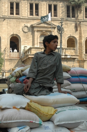 PAKISTAN_pakistani labour working in wolesale market at jodia bazar in karachi. jun,24,2013のeditorial素材