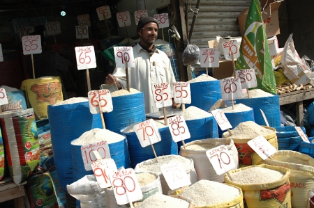 PAKISTAN_pakistani labour working in wolesale market at jodia bazar in karachi. jun,24,2013のeditorial素材