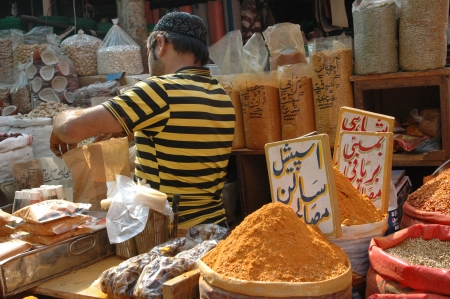 PAKISTAN_pakistani labour working in wolesale market at jodia bazar in karachi. jun,24,2013のeditorial素材