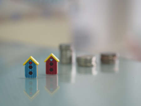model little home put front the stacked coinsの写真素材