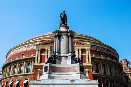 Giant monument of london in hydepark and royal albert hallのeditorial素材