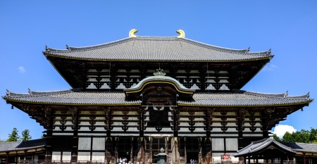 famous historic wooden temple in nara, japan crowded with tourist and clear sky in backgroundのeditorial素材