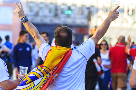 Madrid celebrates winning her fan in Kiev in 2018, Champions League final, victory and defeatのeditorial素材