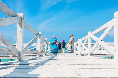 KOH LAN ISLAND, PATTAYA CITY, THAILAND - Oct 19, 2016 : Tourists family travel on wooden bridge at koh lan beach, Pattaya thailandのeditorial素材