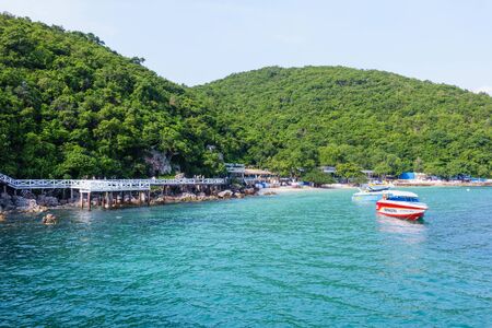 KOH LAN ISLAND, PATTAYA CITY, THAILAND - Oct 19, 2016 : Koh Lan island tropical beach in Pattaya city, Chonburi, Thailand.のeditorial素材
