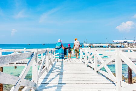 KOH LAN ISLAND, PATTAYA CITY, THAILAND - Oct 19, 2016 : Tourists family travel on wooden bridge at koh lan beach, Pattaya thailandのeditorial素材