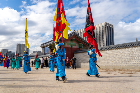 SEOUL, SOUTH KOREA, OCTOBER 18, 2018 : Royal Guards changing ceremony with Korean traditional military clothing
is reenacted at Gyeongbokgung Palace's Gwanghwamun Gate.のeditorial素材