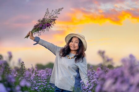 Pretty girl in a garden of flowers, Happy asian girl holding flower bouquet on Margaret Aster flowers field in garden at Chiang Mai, Thailand
の写真素材
