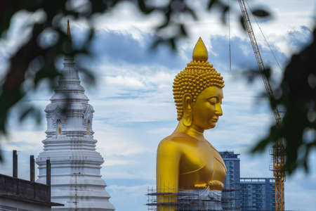 BANGKOK, THAILAND - JUNE 16, 2020 : The big golden buddha statue under construction seen from a distance at Khlong Bangkok Yai, Bangkok, Thailandのeditorial素材