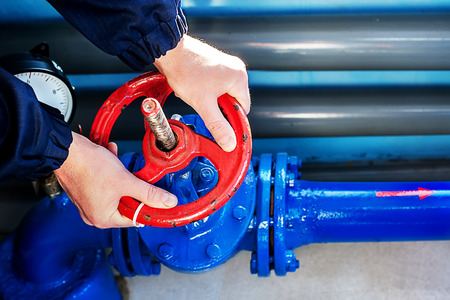 The hands of the worker Unscrew rotate the red valve to supply the gas supply.の写真素材