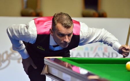 Bangkok, Thailand - SEP 6 Mark Davis of England participates in a Sangsom Six-red World Championship 2013 at Montien Riverside Hotel on September 6, 2013 in Bangkok, Thailand のeditorial素材