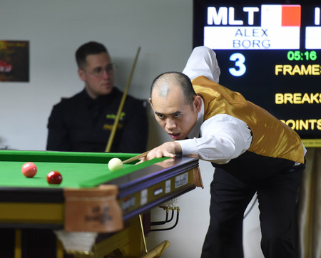 Bangkok, Thailand - SEP 3:Dechawat Poomjaeng of Thailand participates in a Sangsom Six-red World Championship 2014 at Montien Riverside Hotel on September 3, 2014 in Bangkok, Thailand.のeditorial素材