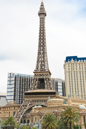 LAS VEGAS - MAY 1: Paris Las Vegas hotel and Casino on Las Vegas Strip on May 1, 2007 in Las Vegas, Nevada.The Paris Théâtre houses the legendary singer Barry Manilow shows since March 2010のeditorial素材