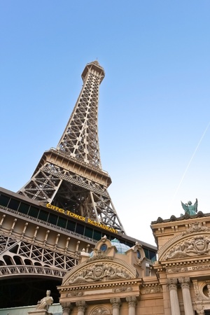 LAS VEGAS - MAY 1: Paris Las Vegas hotel and Casino on Las Vegas Strip on May 1, 2007 in Las Vegas, Nevada.The Paris Théâtre houses the legendary singer Barry Manilow shows since March 2010のeditorial素材