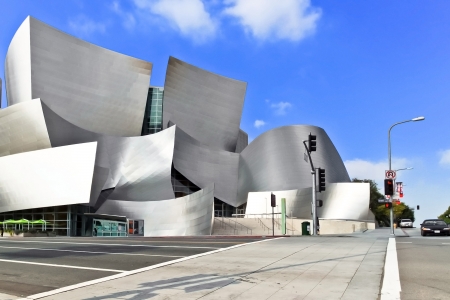 OS ANGELES - FEB 13: Walt Disney Concert Hall on February 13, 2010 features Frank Gehry iconic architecture located in Downtown Los Angeles, CA. The concert hall houses the Los Angeles Philharmonic Orchestra のeditorial素材