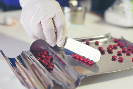 Counting tablets medical pills on stainless steel tray.Health care and medical concept
の写真素材