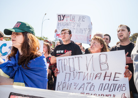 UZHGOROD, UKRAINE - MAY 1, 2014  Anti Putin demonstration in support of Ukraineのeditorial素材