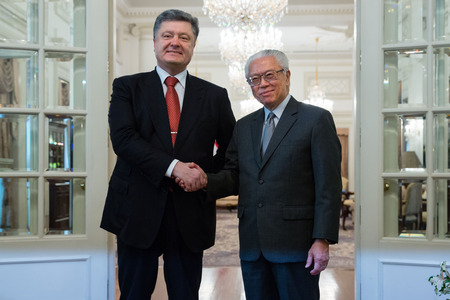 SINGAPORE - DECEMBER 9, 2014: President of Ukraine Petro Poroshenko during an official meeting with the  President of Singapore Dr Tony Tan Keng Yam in Singaporeのeditorial素材