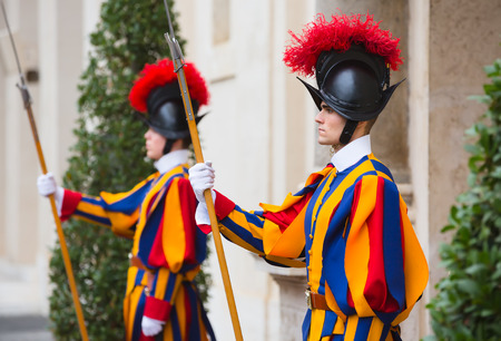 VATICAN CITY, VATICAN - Nov 20, 2015: Papal Swiss Guard in uniform. Currently, the name Swiss Guard generally refers to the Pontifical Swiss Guard of the Holy See stationed at the Vatican in Romeのeditorial素材
