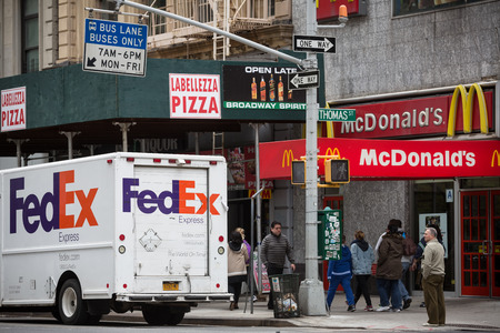 NEW YORK, USA - Apr 28, 2016: Manhattan street scene. The Americans on the streets of New Yorkのeditorial素材