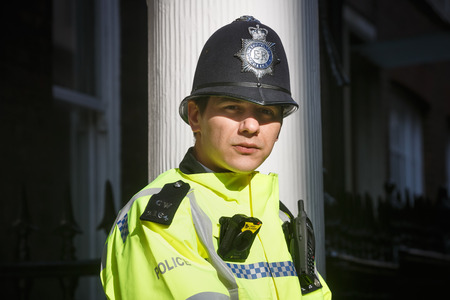 LONDON, UK - Apr 19, 2017: Metropolitan police officer on duty at 10 St James's Square The Royal Institute of International AffairsChatham Houseのeditorial素材