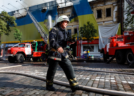 KIEV, UKRAINE - Jun 20, 2017: Ukrainian firefighters try to extinguish a fire in a three-story house on Khreshatyk street, the main street in Kiev. Firefighters in actionのeditorial素材