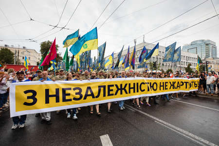 KYIV, UKRAINE - Aug 24, 2020: March of the defenders of Ukraine on the occasion of 29th anniversary of Independence of Ukraine on Khreshchatyk, Kiev. On the poster - No jokes about independenceのeditorial素材