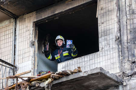 KYIV, UKRAINE - Mar. 14, 2022: War in Ukraine. Completely destroyed residential building that was hit by a shell, as Russia's attack on Ukraine continues, in the Obolon district in Kyivのeditorial素材