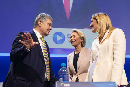 ROTTERDAM, NETHERLANDS - May 31, 2022: Fifth President of Ukraine Petro Poroshenko welcomes Ursula von der Leyen and Roberta Metsola during the European People's Party Congressのeditorial素材