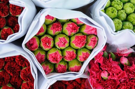 Bunches of roses at the flower market の写真素材