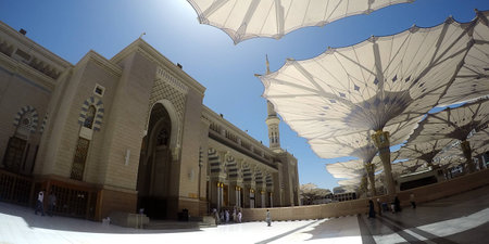 MADINAH, SAUDI ARABIA, April 7 2017 - Muslim pilgrims from all over the world gathered at the Masjidil Nabawi Haram Mosque. Fisheye view out of mosque Nabawi.のeditorial素材