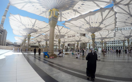 MADINAH, SAUDI ARABIA, April 7 2017 - Muslim pilgrims from all over the world gathered at the Masjidil Nabawi Haram Mosque. Fisheye view out of mosque Nabawi.のeditorial素材