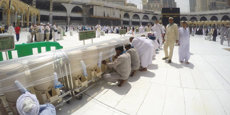 MECCA, SAUDI ARABIA, 13 April 2017 - Muslim pilgrims gathered to perform Umrah at the Haram Mosque.Pilgrims perform the Tawaf around the Kaaba of 7 times. Fishsye Wide View.のeditorial素材