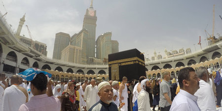 MECCA, SAUDI ARABIA, 13 April 2017 - Muslim pilgrims gathered to perform Umrah at the Haram Mosque.Pilgrims perform the Tawaf around the Kaaba of 7 times. Fishsye Wide View.のeditorial素材