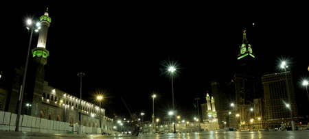 MECCA, SAUDI ARABIA, April 17 2017 - Muslim pilgrims from all over the world gathered to perform Umrah at the Haram Mosque in Mecca. A crowd of pilgrims (tawaf) Kaaba with noise & Slow Motion.のeditorial素材