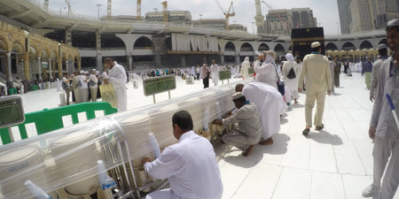 MECCA, SAUDI ARABIA, 13 April 2017 - Muslim pilgrims gathered to perform Umrah at the Haram Mosque.Pilgrims perform the Tawaf around the Kaaba of 7 times. Fishsye Wide View.のeditorial素材