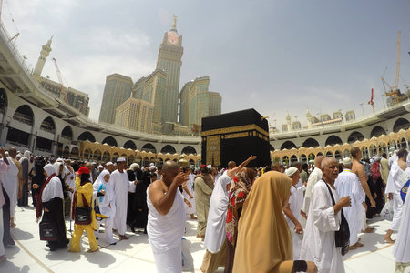 MECCA, SAUDI ARABIA, 13 April 2017 - Muslim pilgrims gathered to perform Umrah at the Haram Mosque.Pilgrims perform the Tawaf around the Kaaba of 7 times. Fisheye Wide View.のeditorial素材