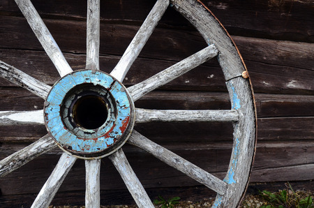 An image of an old wooden wagon wheel.の写真素材