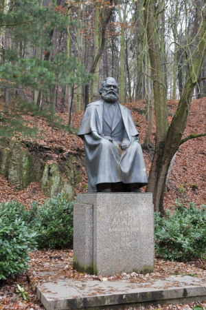 KARLOVY VARY, CZECH REPUBLIC - NOVEMBER 13: Karl Marx statue on November 13, 2012 in Karlovy Vary, Czech Republic. He visited Carlsbad (Karlovy Vary) three times between 1874 and 1876. The monument stands not far from the orthodox church of St. Peter and のeditorial素材