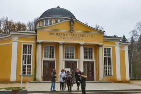 FRANTISKOVY LAZNE, CZECH REPUBLIC - NOVEMBER 15: People drink mineral water in front of hot spring Dvorana Glauberovych Pramenu (Hall Glauber) on November 15, 2012 in Frantiskovy Lazne, Czech Republic.のeditorial素材