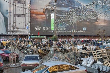 KIEV, UKRAINE - DECEMBER 14: Demonstrators on EuroMaidan guard barricades on Khreshchatyk street during peaceful protests against the Ukrainian president and government on December 14, 2013 in Kiev, Ukraine. The protests were provoked when the Ukrainian pのeditorial素材