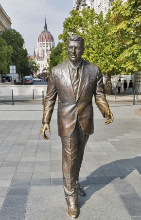 BUDAPEST, HUNGARY - SEPTEMBER 24, 2015: Statue of the former U.S. President Ronald Reagan on the background of Hungarian Parliament Building. Statue by sculptor Istvan Mate was unveiled on June, 2011.のeditorial素材