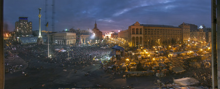 Kiev, Ukraine - February 20, 2014: Freed from government troops Evromaydan. Kiev, Ukraine - February 20, 2014: Freed from government troops Evromaydan. Kind of burnt houses of Trade Unions. Protesters escort of fighters self-defense, the right sector, othのeditorial素材