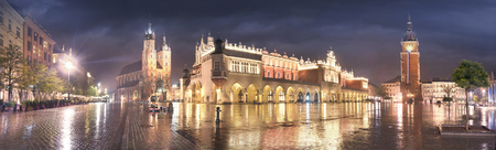 Market Square with the famous tourists of the architecture of Eastern Europe and the sights of the ancient city. Krakow Autumn with a cold rain in the center before the beginning of winterのeditorial素材