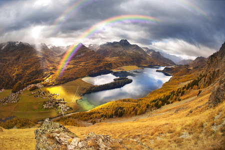 Lake Zyls or Zyls See (Silsersee) named in honor raspolozhennoy several wood Zyls Maria. The most beautiful is the lake at the beginning of October, when the air is especially transparent painted with golden yellowed larches.の写真素材