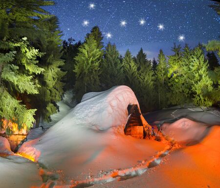 Lost in the mountains of the hunter, snow-covered shelter was excavated by tourists spent the night...