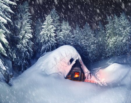 Lost in the mountains of the hunter, snow-covered shelter was excavated by tourists spent the night...