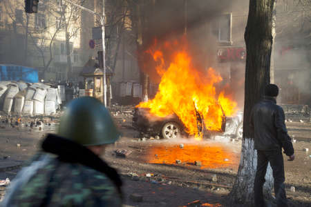 Ukraine, Kiev, February 18, 2014: On the Institutskaya street, the fight of EuroMaidan demonstrators, who advocate joining Europe with government special forces, President Yanukovychのeditorial素材